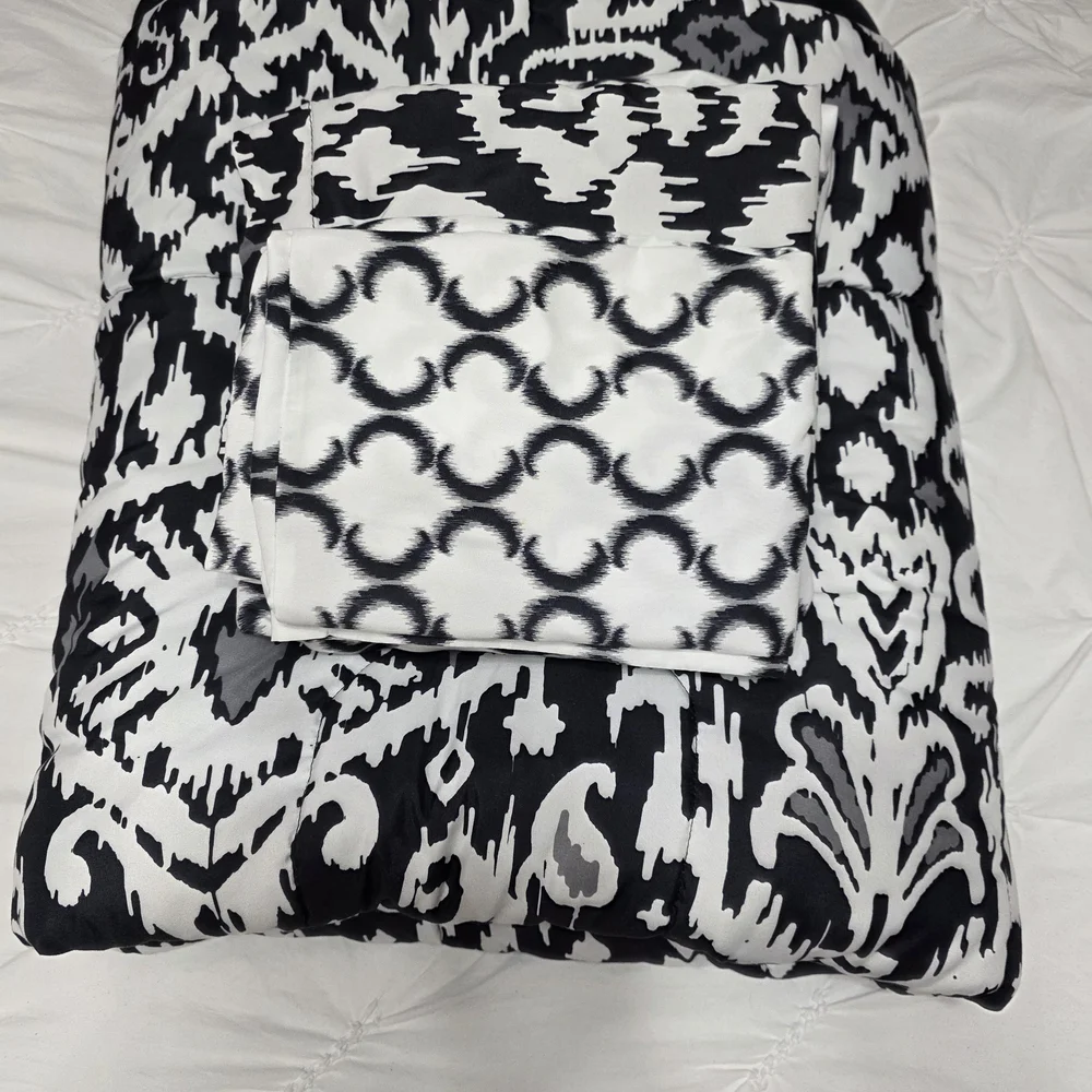 Elegant Black and White Patterned Twin Size Comforter Set.  Like New Condition